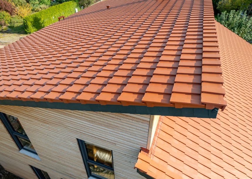 Firstdetails von Einfamilienhaus mit Dachziegel J160 in altrot mit Kurzrost auf Pultdach