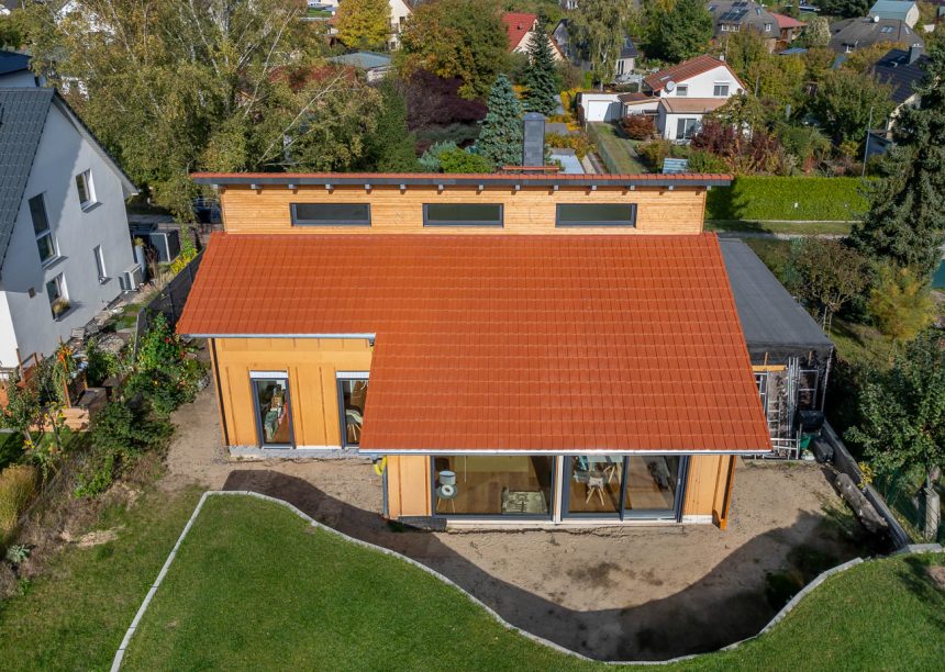 Komplettaufnahme von Einfamilienhaus mit Dachziegel J160 in altrot mit Kurzrost auf Pultdach