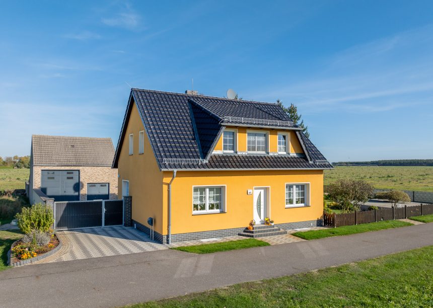Saniertes Haus mit Dachziegel J11v mit der Glasur spacegrau von der Straße aus fotografiert