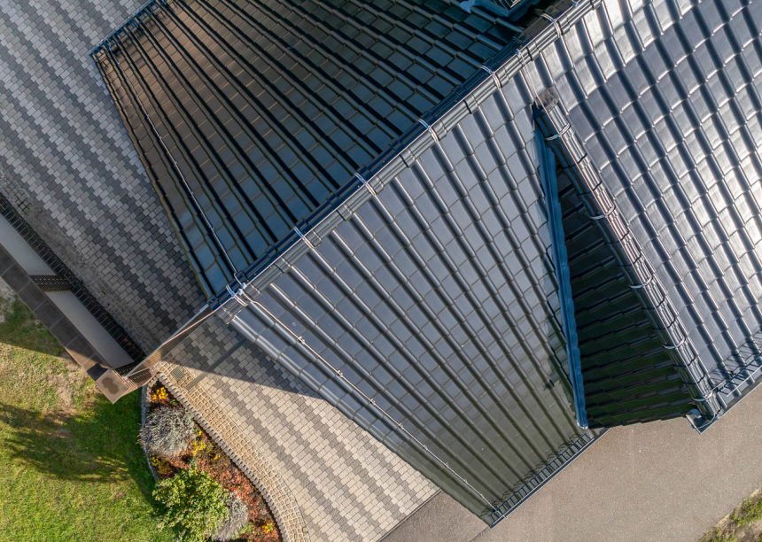Saniertes Haus mit Dachziegel J11v mit der Glasur spacegrau mit der Drohne fotografierte Firstdetails