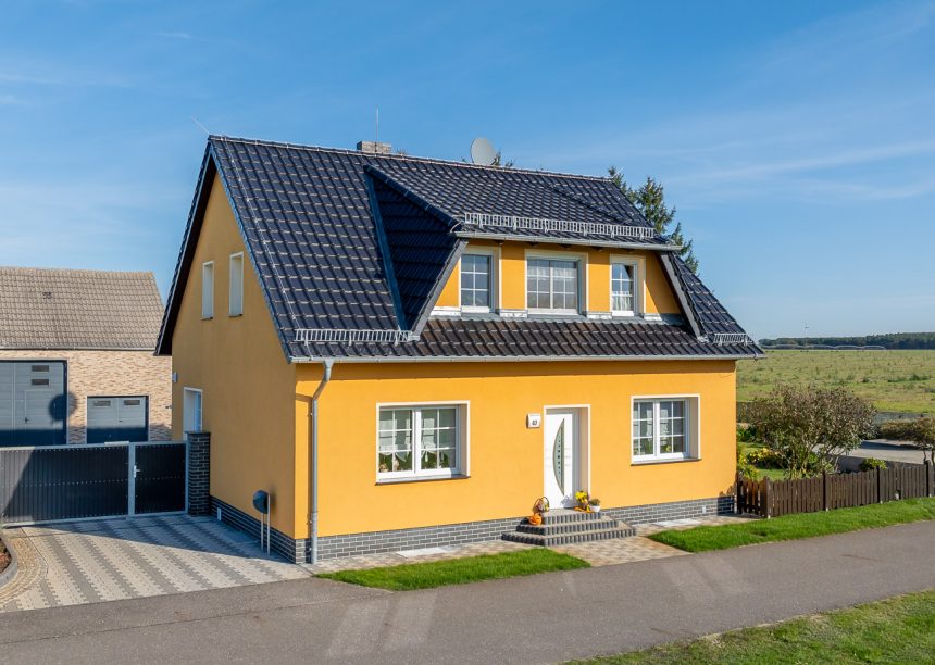 Saniertes Haus mit Dachziegel J11v mit der Glasur spacegrau