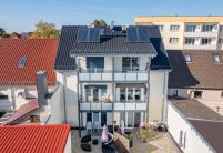 Mehrfamilienhaus mit J11v Dachziegel in der Farbe edelschwarz von schräg oben fotografiert mit näheren Zoom