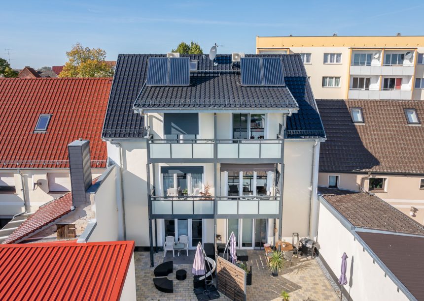 Mehrfamilienhaus mit J11v Dachziegel in der Farbe edelschwarz von schräg oben fotografiert mit näheren Zoom