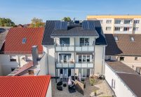 Mehrfamilienhaus mit J11v Dachziegel in der Farbe edelschwarz von schräg oben fotografiert