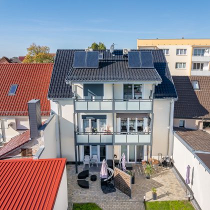 Mehrfamilienhaus mit J11v Dachziegel in der Farbe edelschwarz von schräg oben fotografiert