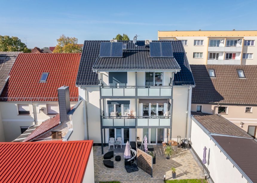 Mehrfamilienhaus mit J11v Dachziegel in der Farbe edelschwarz von schräg oben fotografiert