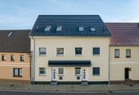 Mehrfamilienhaus mit J11v Dachziegel in der Farbe edelschwarz mit Details vom Eingangsbereich