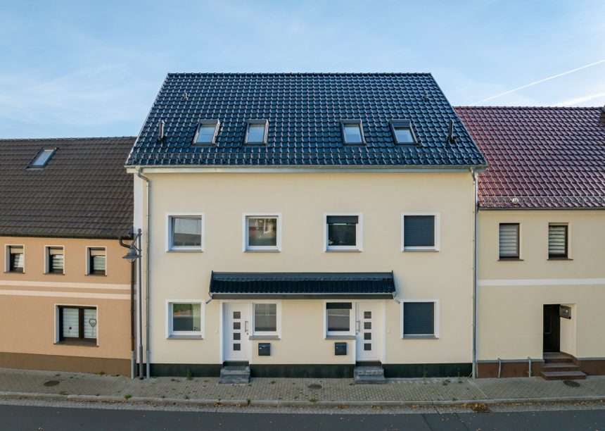 Mehrfamilienhaus mit J11v Dachziegel in der Farbe edelschwarz mit Details vom Eingangsbereich
