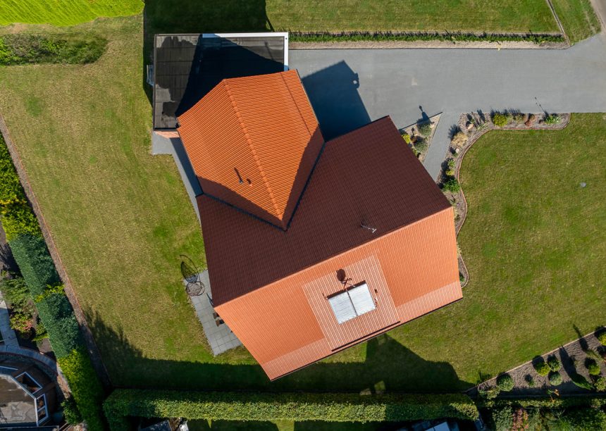 Schönes inspirierendes Klinkeranwesen mit Dachziegel Z2 in altrot aus der Drohnenperspektive
