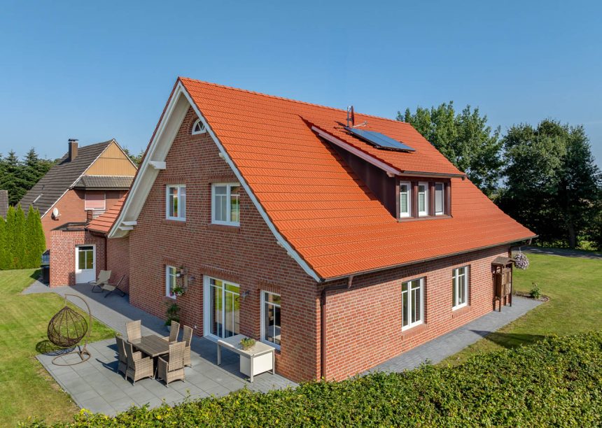 Schönes inspirierendes Klinkeranwesen mit Dachziegel Z2 in altrot hier mit Terrasseneinblick