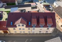 Vogelperspektive von Mehrfamilienhaus mit Tonziegel J11v in der Edelengobe edelkupfer