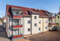 Mehrfamilenehaus mit 6 Balkons und schönen roten Akzenten mit Dachziegel für flache und steile Dächer J11v im tollen Rotton edelkupfer