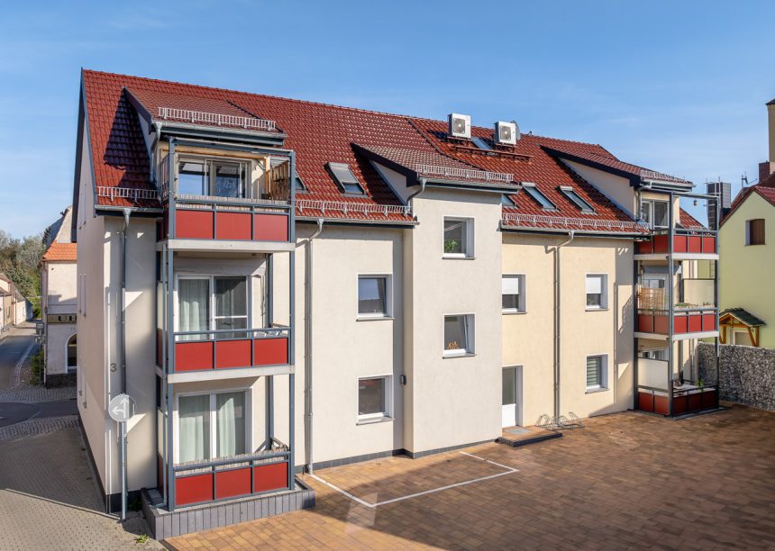 Mehrfamilenehaus mit 6 Balkons und schönen roten Akzenten mit Dachziegel für flache und steile Dächer J11v im tollen Rotton edelkupfer
