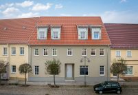 Dachziegel J11v in der engobe altrot hier in der Gesamtansicht von der Straße aus fotografiert
