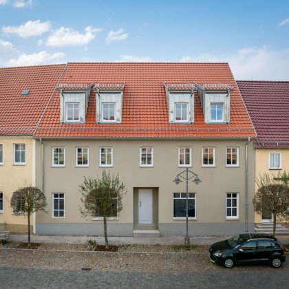 Dachziegel J11v in der engobe altrot hier in der Gesamtansicht von der Straße aus fotografiert