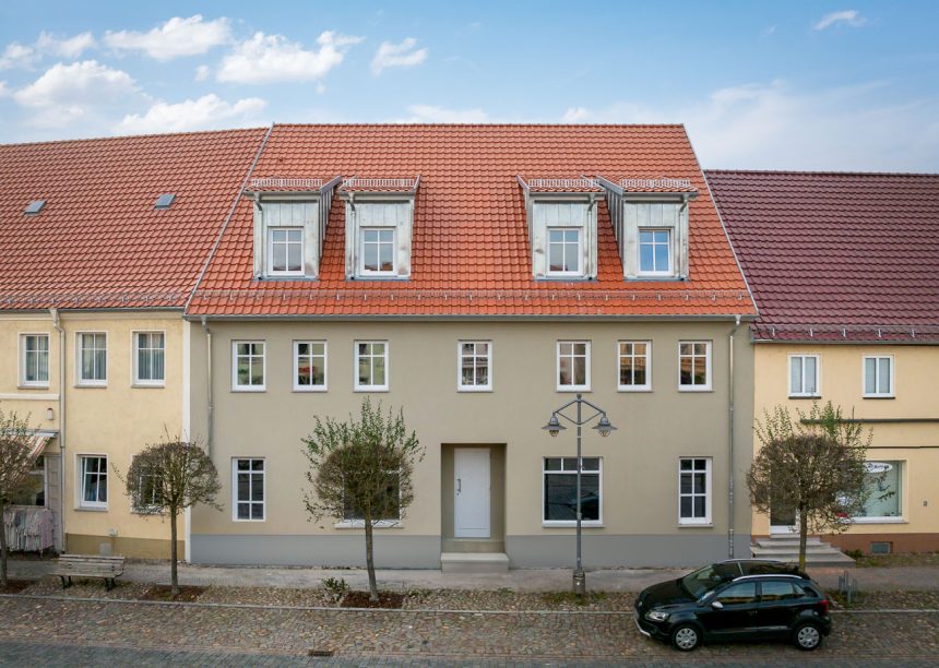 Dachziegel J11v in der engobe altrot hier in der Gesamtansicht von der Straße aus fotografiert