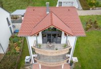 Dachziegel Z5 im rotton toskanarot matt eine Mattglasur, hier mit Balkoneinblick