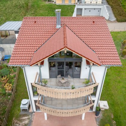 Dachziegel Z5 im rotton toskanarot matt eine Mattglasur, hier mit Balkoneinblick