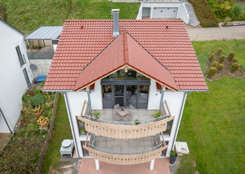 Dachziegel Z5 im rotton toskanarot matt eine Mattglasur, hier mit Balkoneinblick
