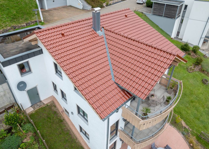 Dachziegel Z5 im rotton toskanarot matt eine Mattglasur, hier aus der Luft fotografiert