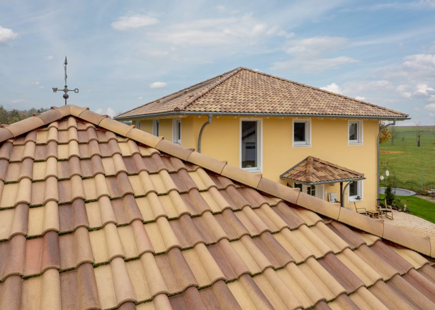 Zeltdach auf der Dreiergarage mit Dachziegel, Romanische Pfanne Marko in der tollen Ziegeloberfläche Bella Casa,hier das Walmdach mit First Zylindrisch aus unserem keramischen Zubehör