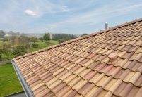 Zeltdach auf der Dreiergarage mit Dachziegel, Romanische Pfanne Marko in der tollen Ziegeloberfläche Bella Casa, hier mit Fokus auf den keramischen Sanitärlüfter aus dem Jacobi Zubehör
