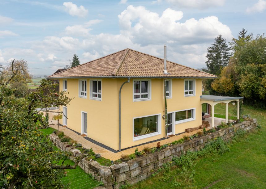 Zeltdach auf der Dreiergarage mit Dachziegel, Romanische Pfanne Marko in der tollen Ziegeloberfläche Bella Casa