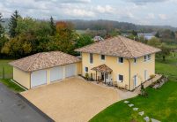 Zeltdach und Walmdach auf der Dreiergarage mit Dachziegel, Romanische Pfanne Marko in der tollen Ziegeloberfläche Bella Casa