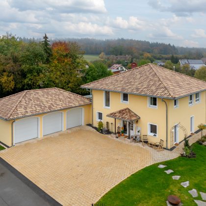 Zeltdach und Walmdach auf der Dreiergarage mit Dachziegel, Romanische Pfanne Marko in der tollen Ziegeloberfläche Bella Casa