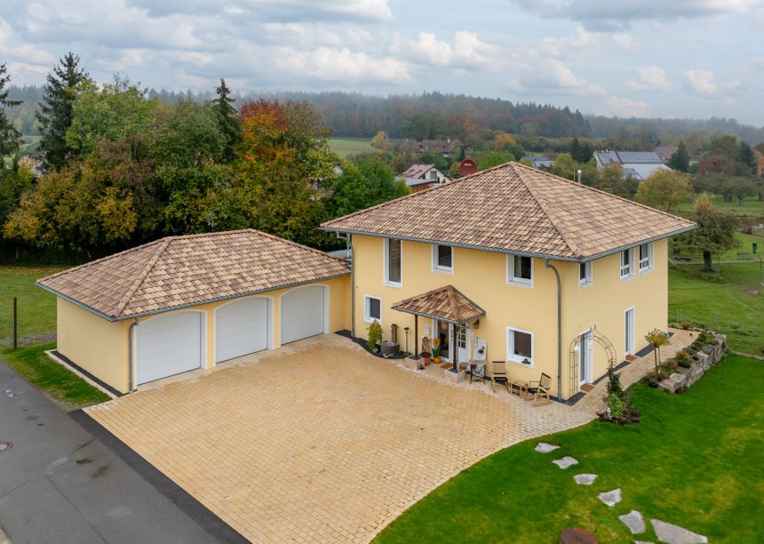 Zeltdach und Walmdach auf der Dreiergarage mit Dachziegel, Romanische Pfanne Marko in der tollen Ziegeloberfläche Bella Casa