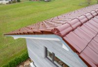 Dachziegel Z10 von Jacobi auf Baustilhaus in der Oberfläche edelweinrot mit schmuckvollem Firstanfänger der Serie F6v