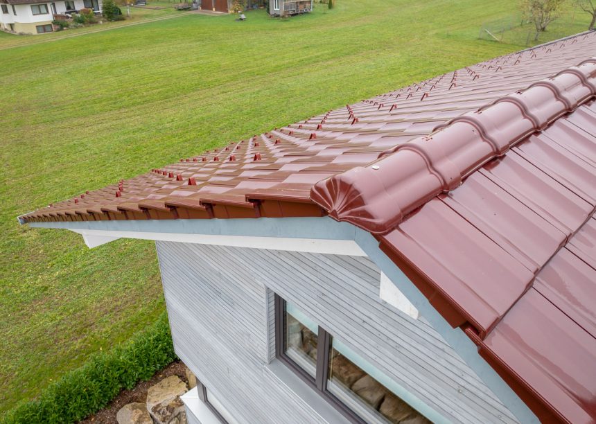 Dachziegel Z10 von Jacobi auf Baustilhaus in der Oberfläche edelweinrot mit schmuckvollem Firstanfänger der Serie F6v