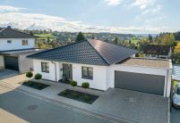 Unser beliebtester Dachziegel J11v hin im stylischen spacegrau auf Bungalow mit Walmdach