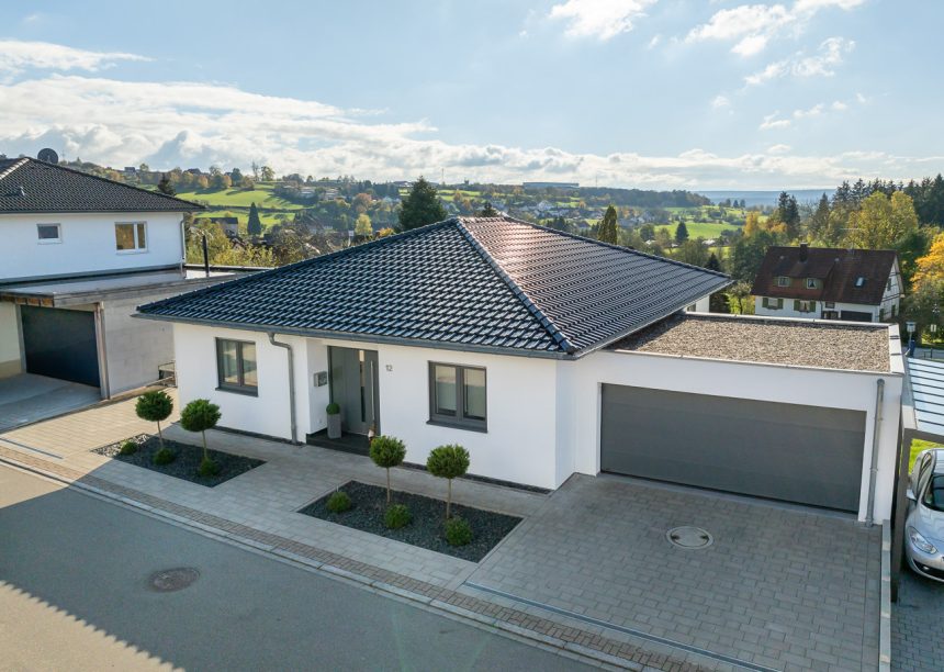 Unser beliebtester Dachziegel J11v hin im stylischen spacegrau auf Bungalow mit Walmdach