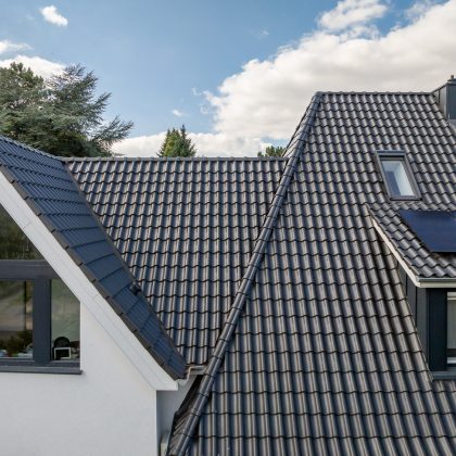 Tolle Detailaufnahme von Dachziegel Z5 und Zubehör Z5 Sanilüfter in der Engobe altschwarz, einer der belliebtesten Modelle von Jacobi Dachziegel hier mit tollem Deckbild auf dem verwinkelten Dach