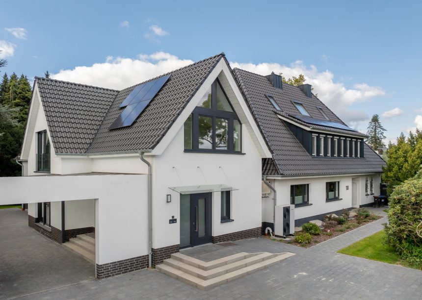 Tolle Detailaufnahme von Dachziegel Z5 und Zubehör Z5 Sanilüfter in der Engobe altschwarz, einer der belliebtesten Modelle von Jacobi Dachziegel hier in der Gesamtansicht