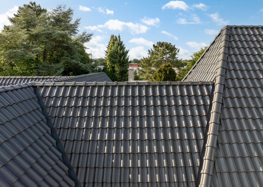 Tolle Detailaufnahme von Dachziegel Z5 und Zubehör Z5 Sanilüfter in der Engobe altschwarz, einer der belliebtesten Modelle von Jacobi Dachziegel hier auf sehenswertem Dachkonstrukt