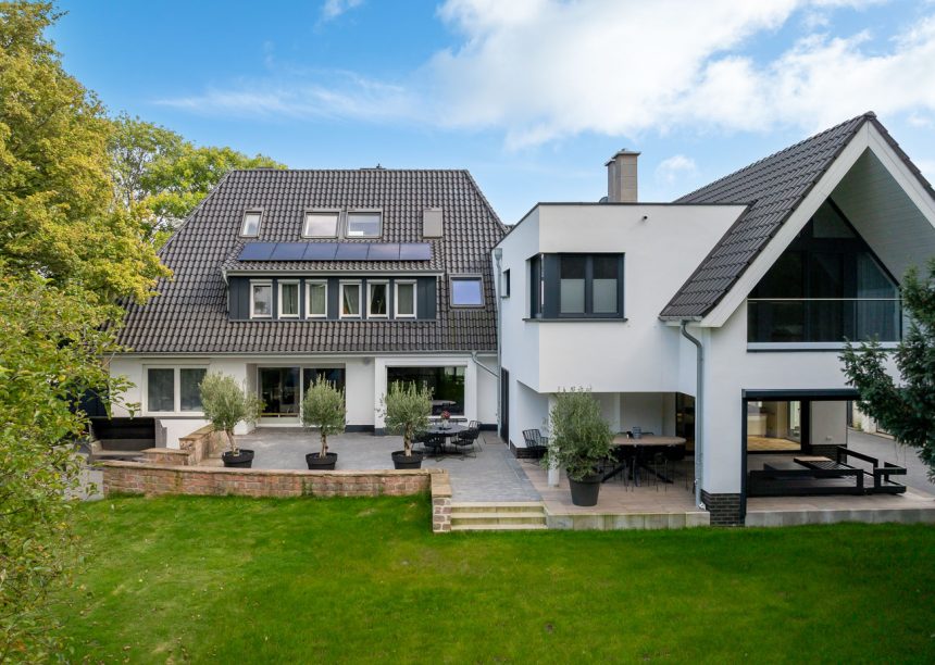 Tolle Detailaufnahme von Dachziegel Z5 und Zubehör Z5 Sanilüfter in der Engobe altschwarz, einer der belliebtesten Modelle von Jacobi Dachziegel mit Terrasseneinblick