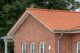Flachdachziegel J11v in naturrot Fokus hier Giebelseite mit schöner Klinkerfassade