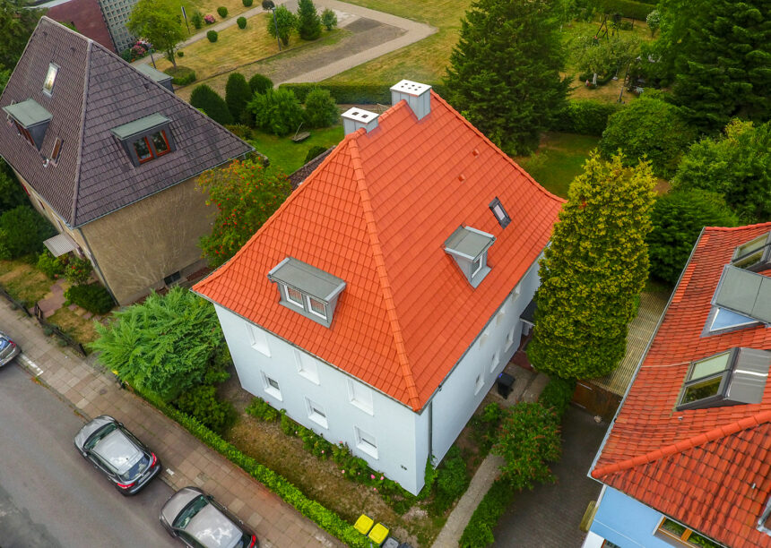 J11v in naturrot auf Walmdach eines Wohnhauses. Hier in der schrägen Perspektive aus der Luft fotografiert.