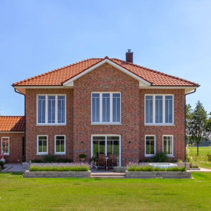 Villa mit Klinker und Flachdachziegel J11v in altrot, im Bild die Terrasse