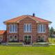 Villa mit Klinker und Flachdachziegel J11v in altrot, im Bild die Terrasse