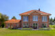 Villa mit Klinker und Flachdachziegel J11v in altrot, im Bild die Terrasse