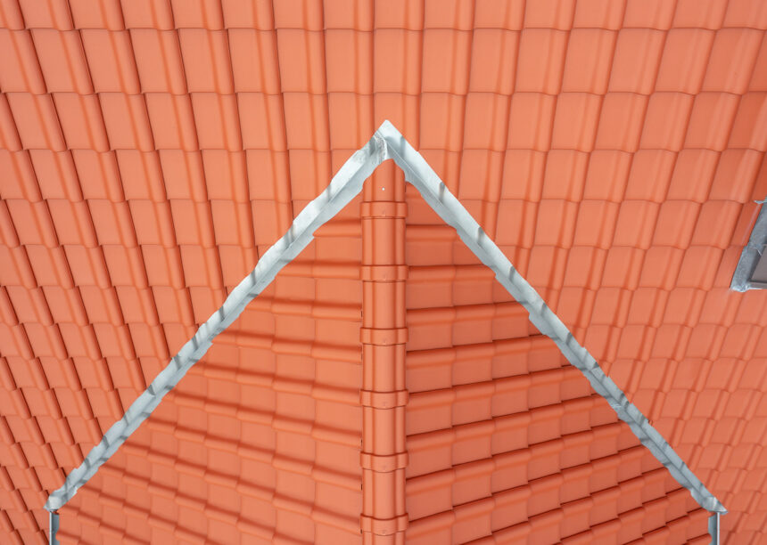 Satteldach mit Flachdachziegel J11v in altrot. Das Dach aus der Vogelperspektive.