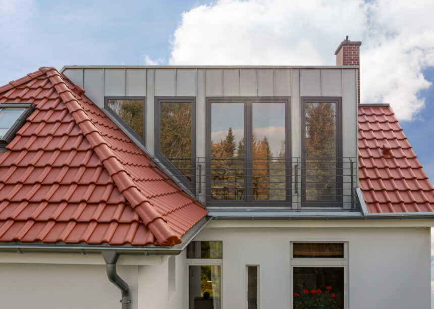Mehrfamilienhaus mit Flachdachziegel J11v in altrot mit Fokuas Erker im Dach.