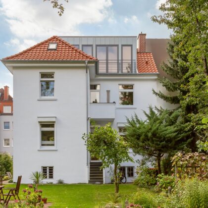 Mehrfamilienhaus mit Flachdachziegel J11v in altrot hier im Bild die Gesamtansicht mit Garten