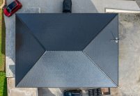Flachziegel Stylist auf Neubau mitten im Grünen in der tollen Ziegelfarbe edelspacegrau aus der Vogelperspektive fotografiert