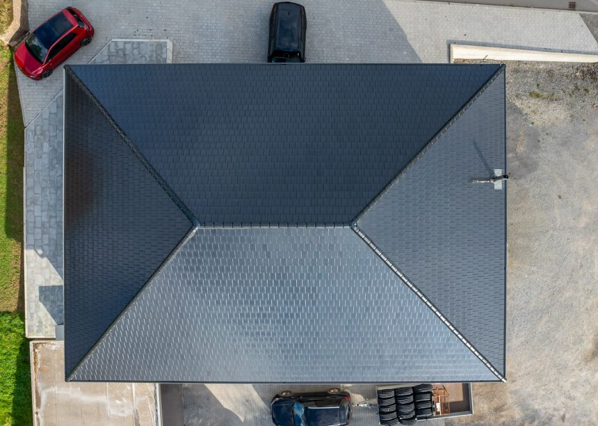 Flachziegel Stylist auf Neubau mitten im Grünen in der tollen Ziegelfarbe edelspacegrau aus der Vogelperspektive fotografiert
