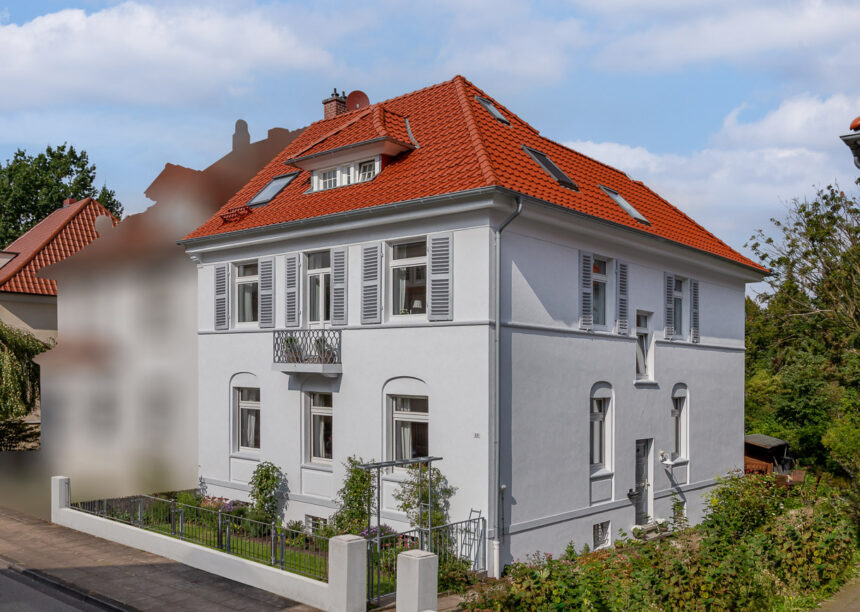 Mehrfamilienhaus mit Flachdachziegel J11v in altrot in der schrägen Gesamtansicht.