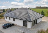 Flachziegel Stylist auf Neubau mitten im Grünen in der tollen Ziegelfarbe edelspacegrau mit Hofeinblick